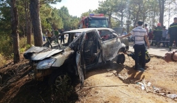 Người đàn ông tẩm xăng rồi lao xe chở con trai xuống vực