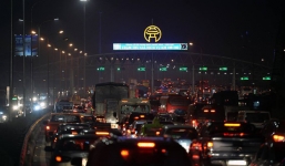 Tối mùng 4 Tết, ô tô xếp hàng dài ở 2 đầu trạm thu phí Pháp Vân đi Hà Nội