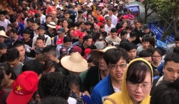 Clip: Dòng người đông nghịt, chen chúc đổ về chùa Hương dù chưa đến ngày khai hội