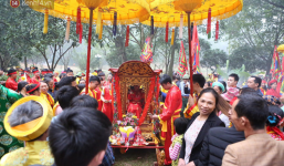 'Tướng bà' 9 tuổi được kiệu rước, bảo vệ để không bị bắt cóc ở hội Gióng