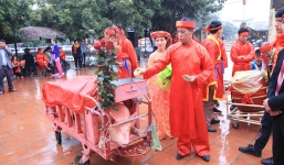 Hàng nghìn người dân kéo đến xem lễ chém lợn ở Ném Thuợng, hai 'ông ỉ' bắt đầu được đưa ra sân đình