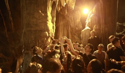 Người dân chen chân hứng 'nước thánh' ở động Hương Tích trong ngày khai hội chùa Hương