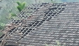 Mưa đá, lốc xoáy xuất hiện ở Nghệ An, hàng trăm nhà dân tốc mái