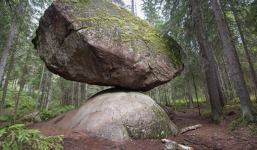 Tảng đá thách thức 'trọng lực' Kummakivi và truyền kỳ bí ẩn ở Phần Lan