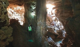 Bị mất nước, người dân gọi thợ sửa đến thì không ngờ phát hiện cả 'kỳ quan thiên nhiên' dưới mặt đường