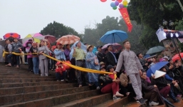 Khai hội chùa Hương, bất chấp mưa xuân người dân vẫn mặc áo mưa, che dù đến xem hội
