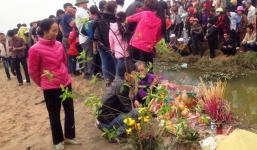 Thấy cá lạ nổi dưới mương ngày Tết, người dân đổ xô đến thắp hương 'chiêm bái'