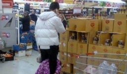 Nỗi hậm hực của 21 em bé được bố mẹ 'nhặt ở bãi rác' về nuôi