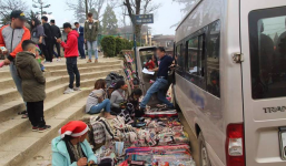 Tài xế đỗ xe rồi bước qua hàng hóa bán rong trên vỉa hè tại Sa Pa gây bức xúc