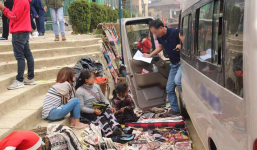 Hình ảnh tài xế đỗ xe rồi bước qua hàng hóa bán rong trên vỉa hè tại Sa Pa gây tranh cãi