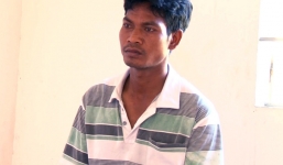 Bé gái bị làm nhục khi đi tắm ở nhà vệ sinh công cộng