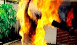 Cãi nhau với bạn trai, cô gái nghi bị tẩm xăng đốt cháy như ngọn đuốc