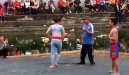 Chấn động hội Xuân 2018: Cô gái trẻ quật ngã 2 đô vật nam