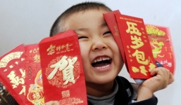 Chuyện thật như đùa: Con gái kiện ba mẹ ra tòa vì bị giữ tiền lì xì suốt nhiều năm