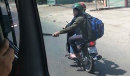 Hai thanh niên tay cầm mã tấu đuổi chém xe khách trên quốc lộ 1