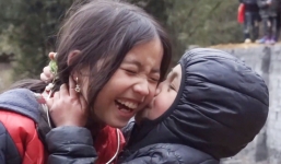 Bé gái HMông gây chú ý khi xuất hiện trong clip của dân phượt với nụ cười cực xinh