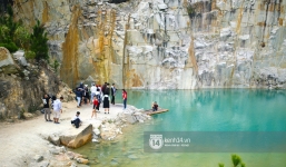 Nhiều du khách kéo đến Tuyệt tình cốc ở Đà Lạt để check-in dịp Tết, rác thải bắt đầu xuất hiện