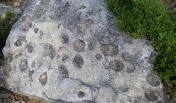 Lạ lùng tảng đá 'sinh con' trên dãy núi Bồ Đào Nha