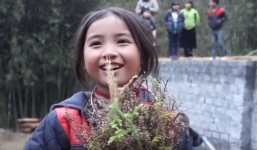 Bé gái HMông gây chú ý khi xuất hiện trong clip của dân phượt với nụ cười cực xinh