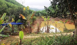 Nghi án nam thanh niên tử vong dưới ao khi công an truy bắt đánh bạc