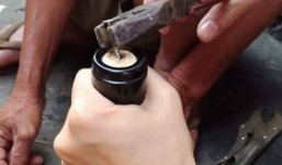 Chuyện vui ngày Tết: Cả gia đình 6 người hợp sức mở một chai rượu vang nhưng bất thành
