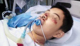 Đi ăn liên hoan cùng ông ngoại, bé trai bị 'ép' uống rượu bia tới hôn mê bất tỉnh