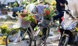 Bế mạc hội hoa xuân Tao Đàn, người dân 'mót' lại hoa sắp cho vào xe rác