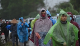 Ảnh: Tắc đường dài 3km, người dân ùn ùn đội mưa đi bộ vào chợ Viềng