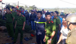 Phá cửa giải cứu 2 con bị bố mẹ cầm dao dọa giết, nhốt 1 tuần trước Tết