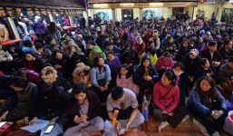 Hàng nghìn người đứng trên cầu vượt Ngã tư Sở vái vọng vì không chen vào được Tổ đình Phúc Khánh ngày giải hạn