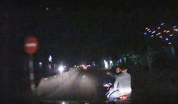 Xôn xao clip nhóm thanh niên đánh võng, nhặt đá đập phá ô tô trên QL1A