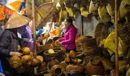 Biển người xuyên đêm đến chợ Viềng 'mua may bán rủi' dịp đầu năm