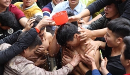 Cảnh tranh cướp chiếu cói mong sinh quý tử tại lễ hội Đúc Bụt