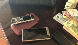 Cô gái trẻ tìm kiếm vị khách bỏ quên túi xách chứa 2 chiếc Vertu cùng gần 50 triệu đồng tiền mặt tại quán ăn