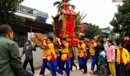 Độc đáo nghi thức trầm mình dưới nước lạnh rước kiệu Thánh ở Thái Bình