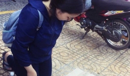 Xôn xao hình ảnh nữ sinh viên quỳ gối bên đường xin lại giấy tờ sau khi bị mất ví trên xe buýt ở Sài Gòn