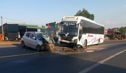 Ôtô con lấn làn tông trực diện xe khách, 3 người nguy kịch