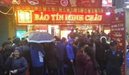 Hà Nội: Xếp hàng dầm mưa từ sớm chờ mua  vàng ngày vía Thần tài, phố Trần Nhân Tông náo loạn