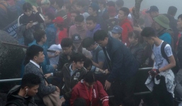 Khai hội Yên Tử, hàng trăm người leo trèo ra khỏi đám đông vì đứng chôn chân 2 tiếng ở đường lên chùa Đồng