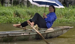 Người lái đò Việt Nam 'vang danh'' trên báo nước ngoài với kỹ nghệ chèo thuyền bằng chân vô cùng ấn tượng