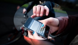 Con trai ra đường cướp điện thoại rồi đem về bán cho mẹ ruột