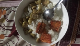 Cư dân mạng dậy sóng trước hình ảnh bữa cơm ở cữ mẹ chồng nấu cho con dâu chỉ có cà muối và cá khô