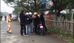 Sau khi vu khống CSGT đánh người, đôi vợ chồng chạy xe máy lạng lách ở Ninh Bình quay clip xin lỗi