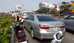 4 ô tô tông nhau liên hoàn trên cầu vượt ngã tư Hàng Xanh