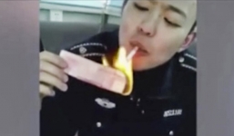 Trung Quốc: Quan to 'ngã ngựa' vì châm lửa đốt  tiền hút thuốc