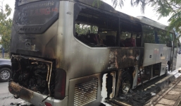 Nhiều phụ nữ, trẻ em hoảng loạn khi xe khách nổ lốp bốc cháy nghi ngút trên đại lộ ở Sài Gòn