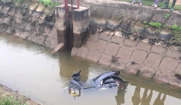 Xe SH lao xuống mương nước trong đêm, cán bộ trại giam tử vong