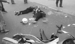 Hà Nội: Xe máy đối đầu container, 1 người tử vong