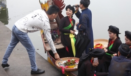 Phớt lờ lệnh cấm, liền anh, liền chị vô tư ngả nón nhận tiền ở hội Lim