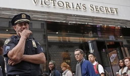 Ăn cắp ở cửa hàng nội y, người mẹ trẻ bị bắt và cảnh sát phát hiện ra bí mật kinh hoàng nằm trong túi